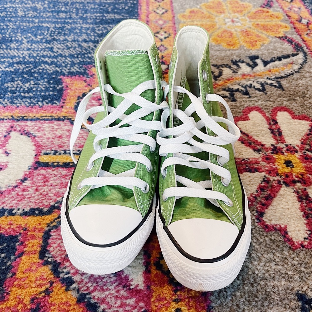 WORN ONCE - High top Green Converse - Chuck Taylors Allstar Classic